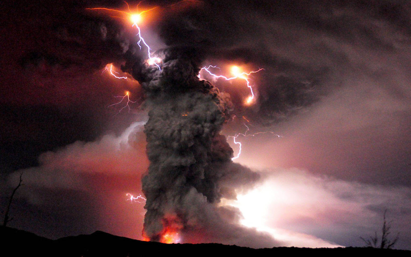 You Are Watching The Volcano Erupts Photos Wallpaper