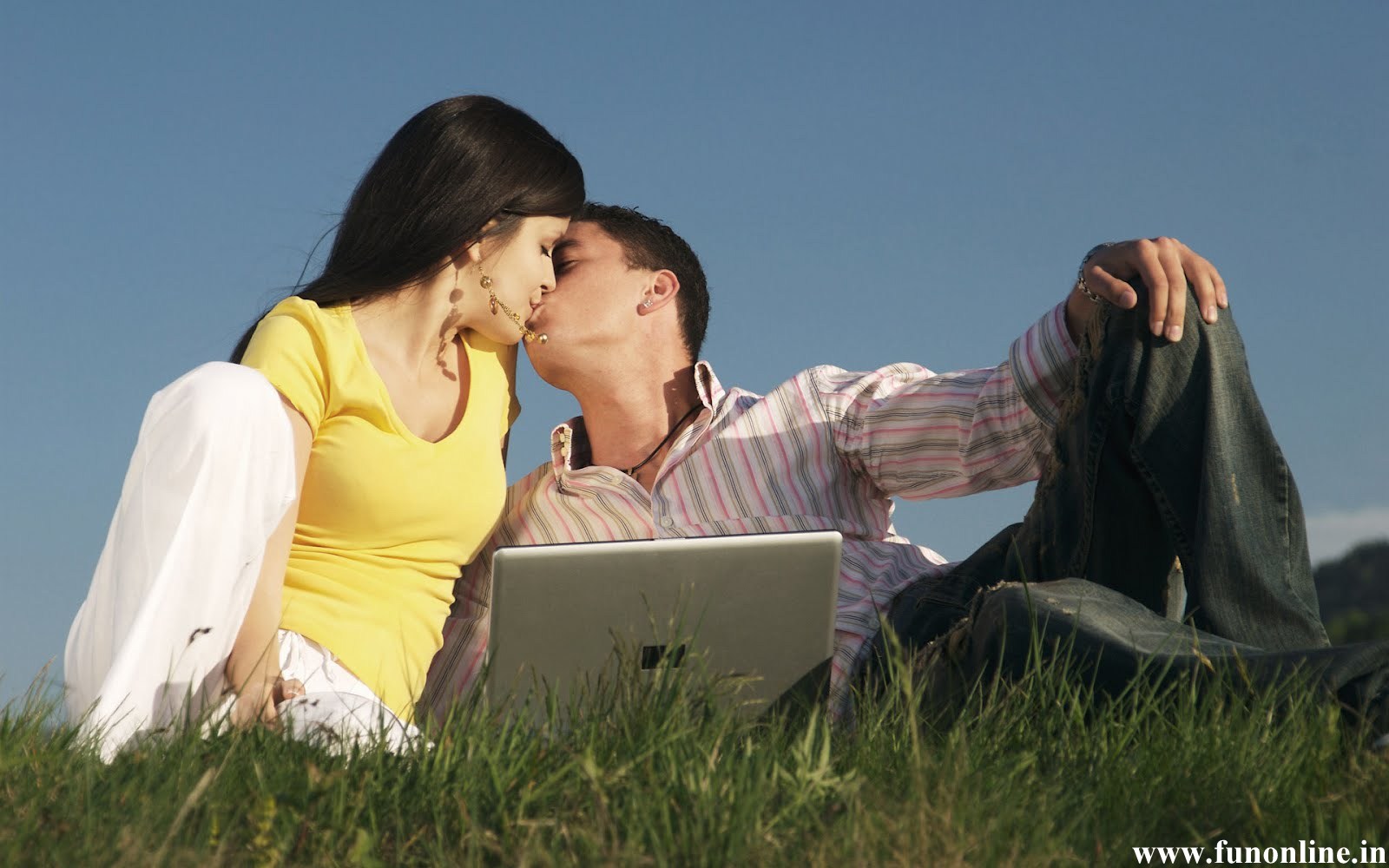Love Couples Couple Kissing Wallpapers In Hd New HD Wallpapers