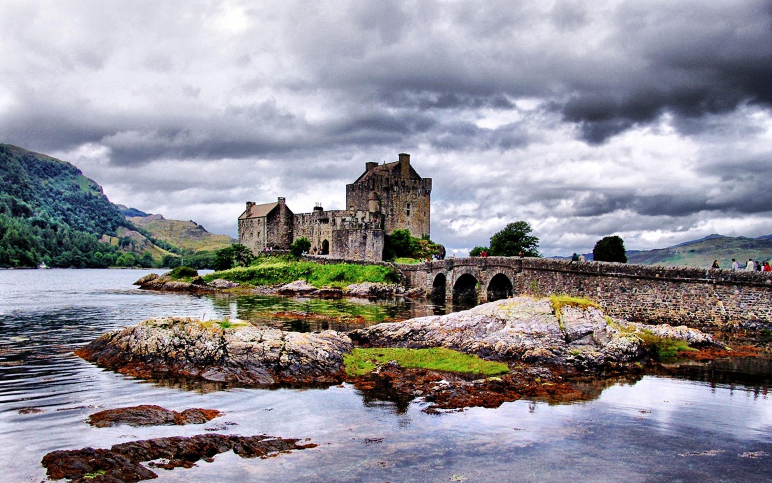  The Eilean Donan Castle in Scotland is like a fairy tale location