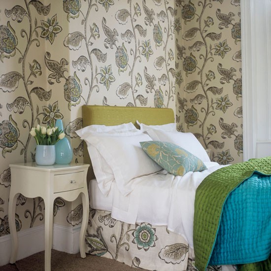 Large Scale Floral Wallpaper In Bedroom With Matching Valance Jpg