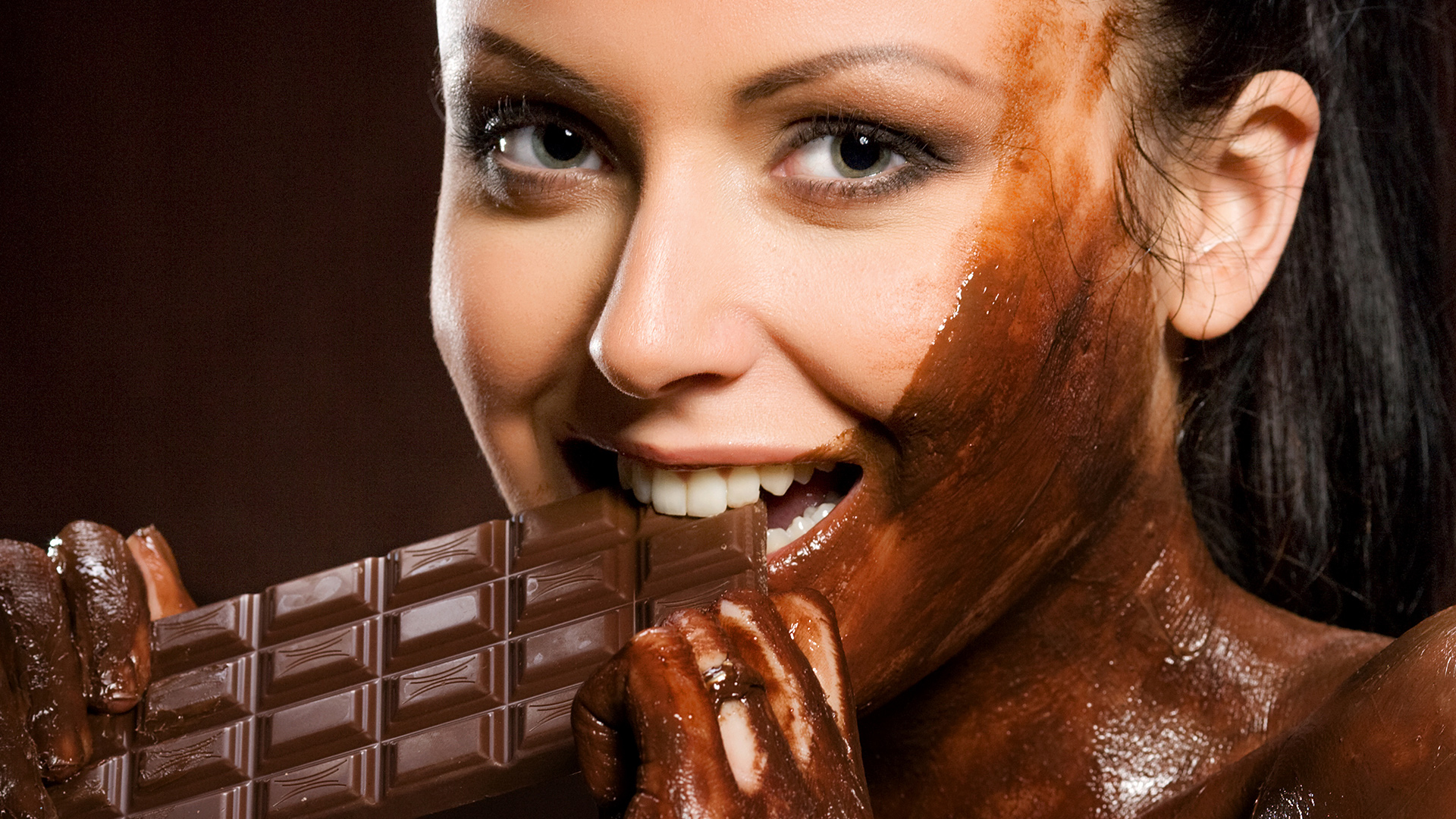 Wallpaper Girl Sweet Tooth Loves Chocolate All Smeared With It