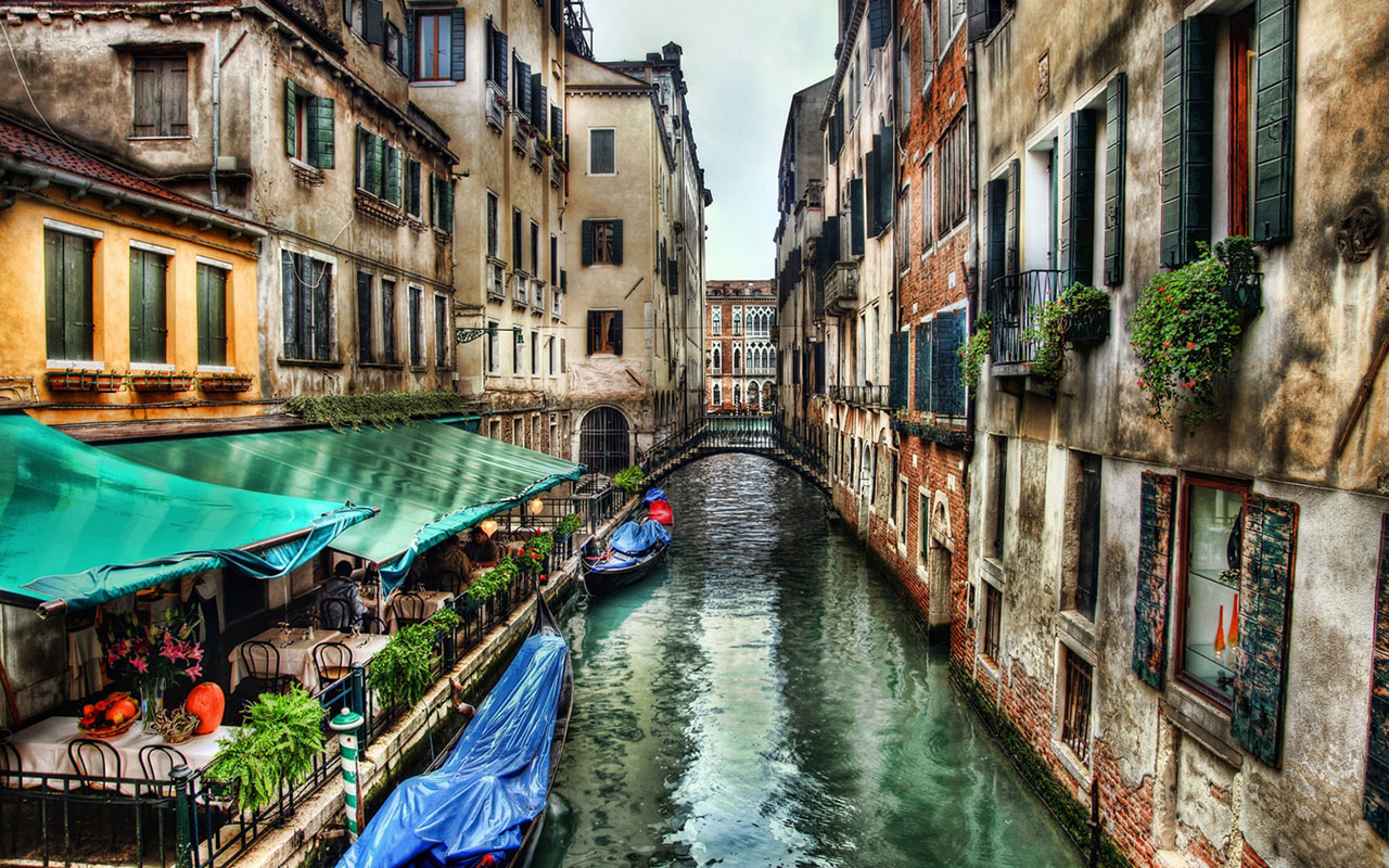 Hãy khám phá bức hình nền Venice HD đẹp như mơ! Để lắng đọng trong không gian mang đậm chất cổ xưa của thành phố lâu đời và chiêm ngưỡng vẻ đẹp hữu tình của những con đường kênh nước tao nhã.
