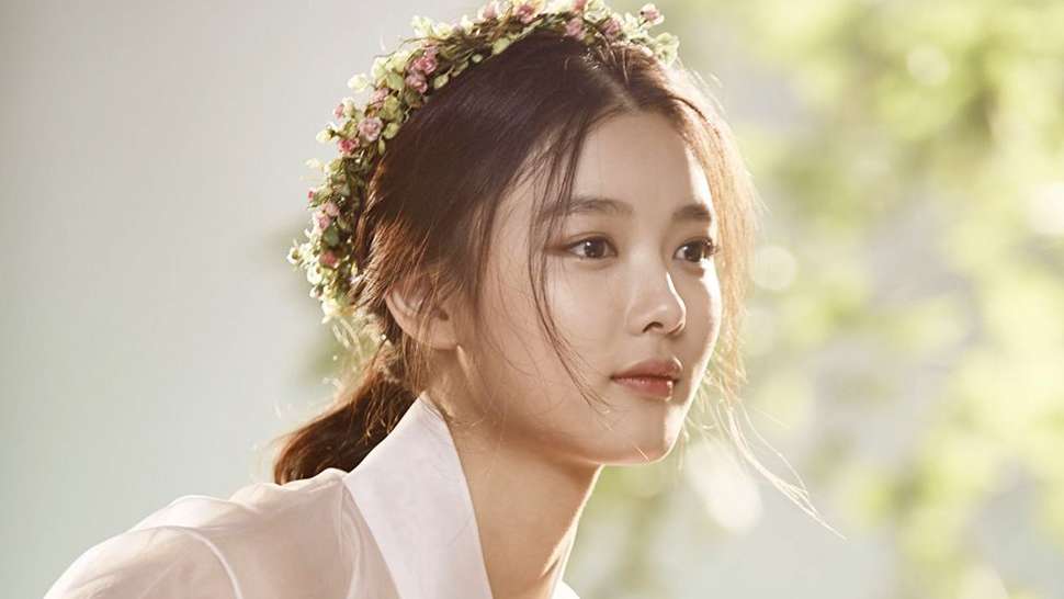 Youll Be Surprised By Kim Yoo Jungs Choice Of A Red Carpet Dress 970x546
