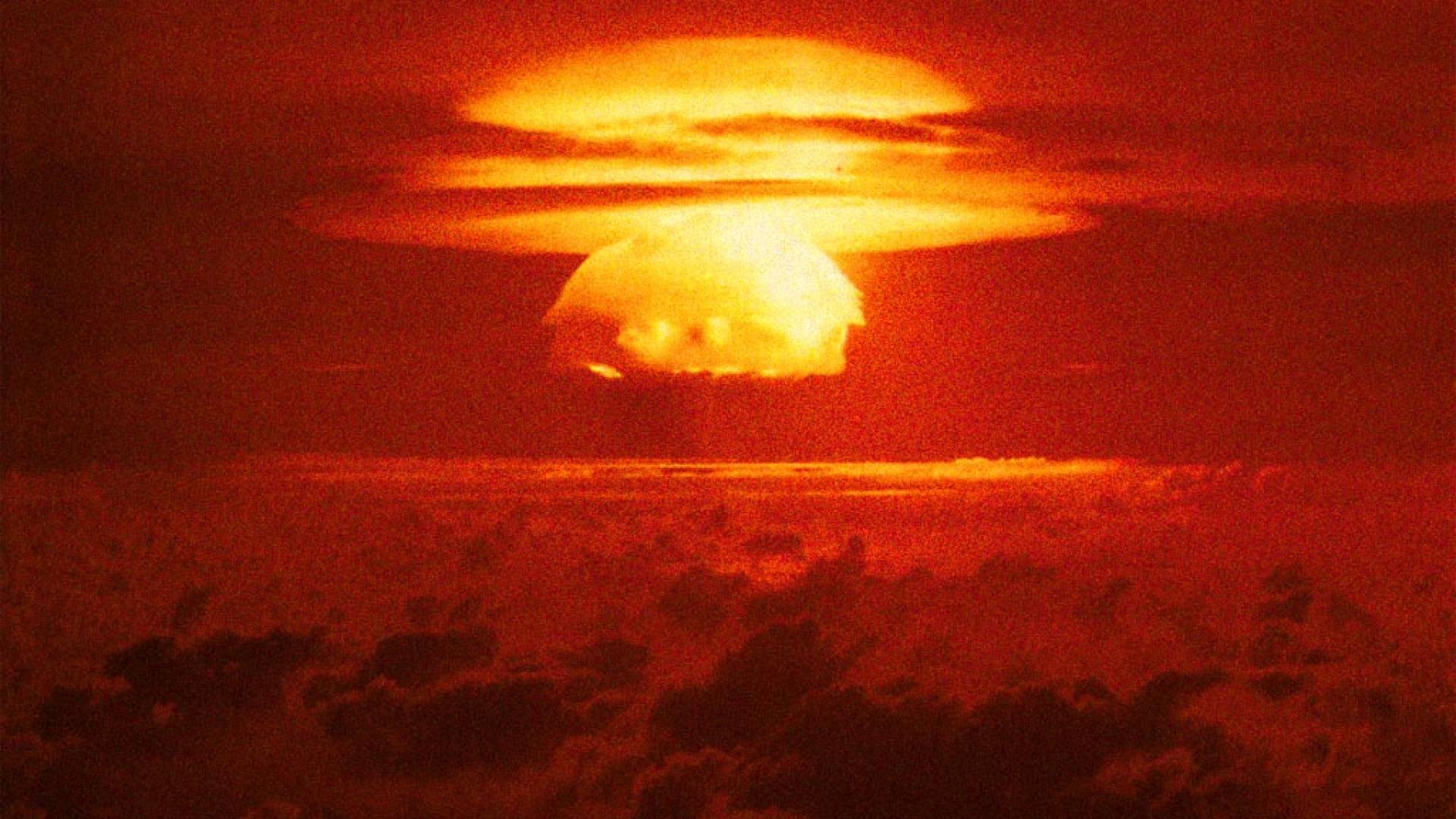 atomic explosion mushroom cloud bwH
