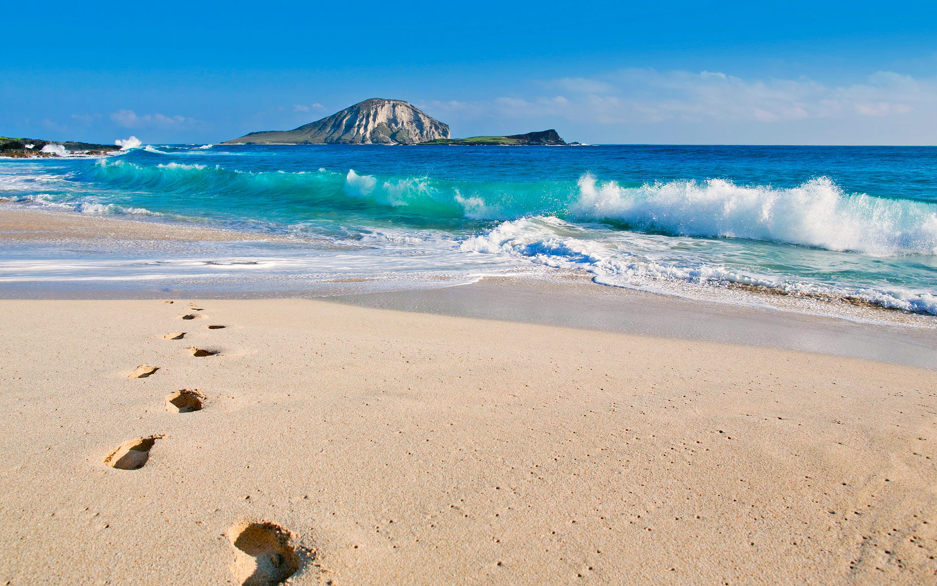 Hình nền bãi biển mùa hè sẽ cho bạn trải nghiệm cảm giác sảng khoái khi tự do đắm mình giữa những bãi biển cát trắng và nước trong xanh. Tận hưởng những phút giây thư giãn cùng những bức ảnh đầy màu sắc và sống động trên màn hình desktop của bạn.