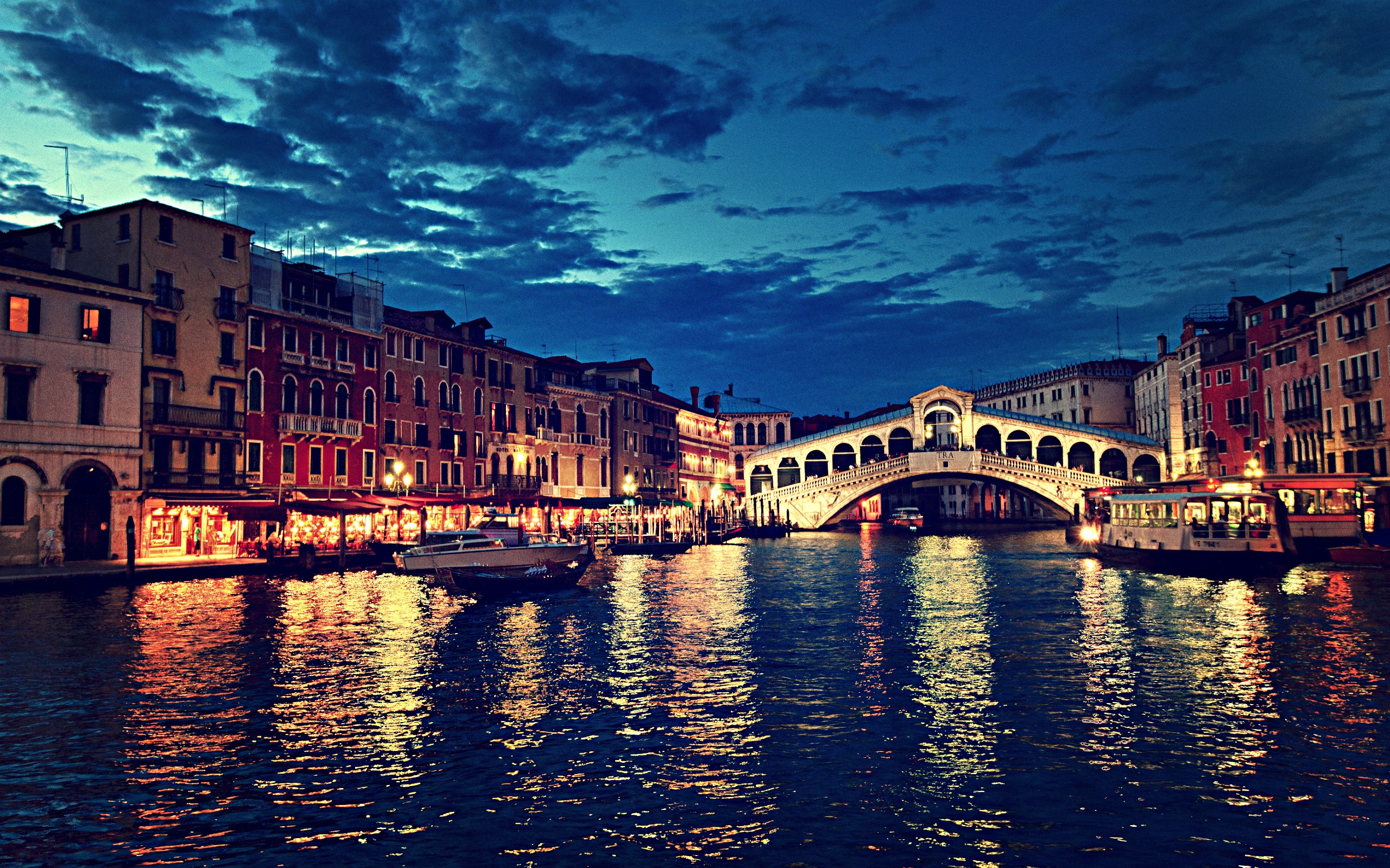 Rialto bridge at night   Venice   Italy wallpaper 2560x1600