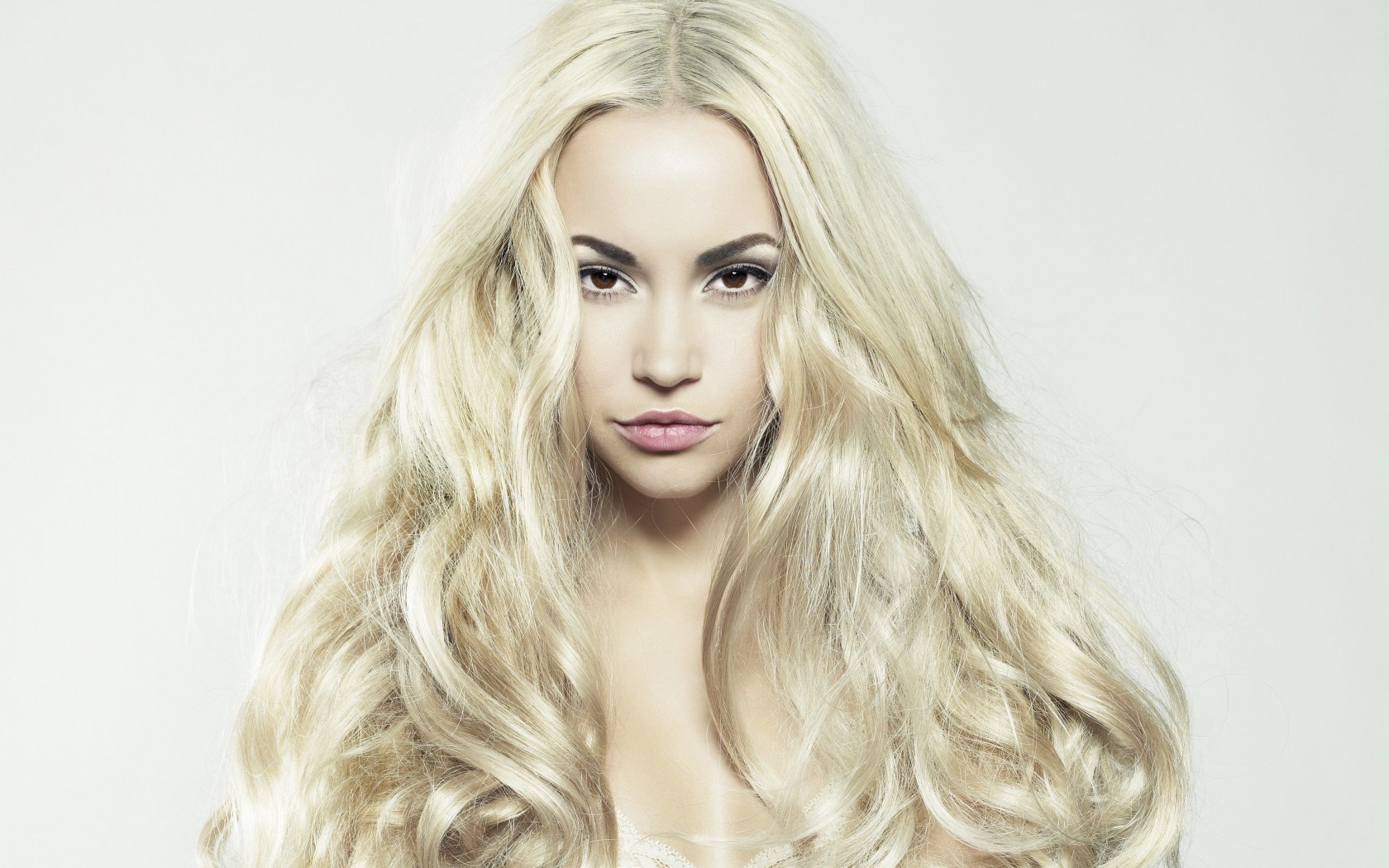 Long Blonde Hair Model Full HD Pictures