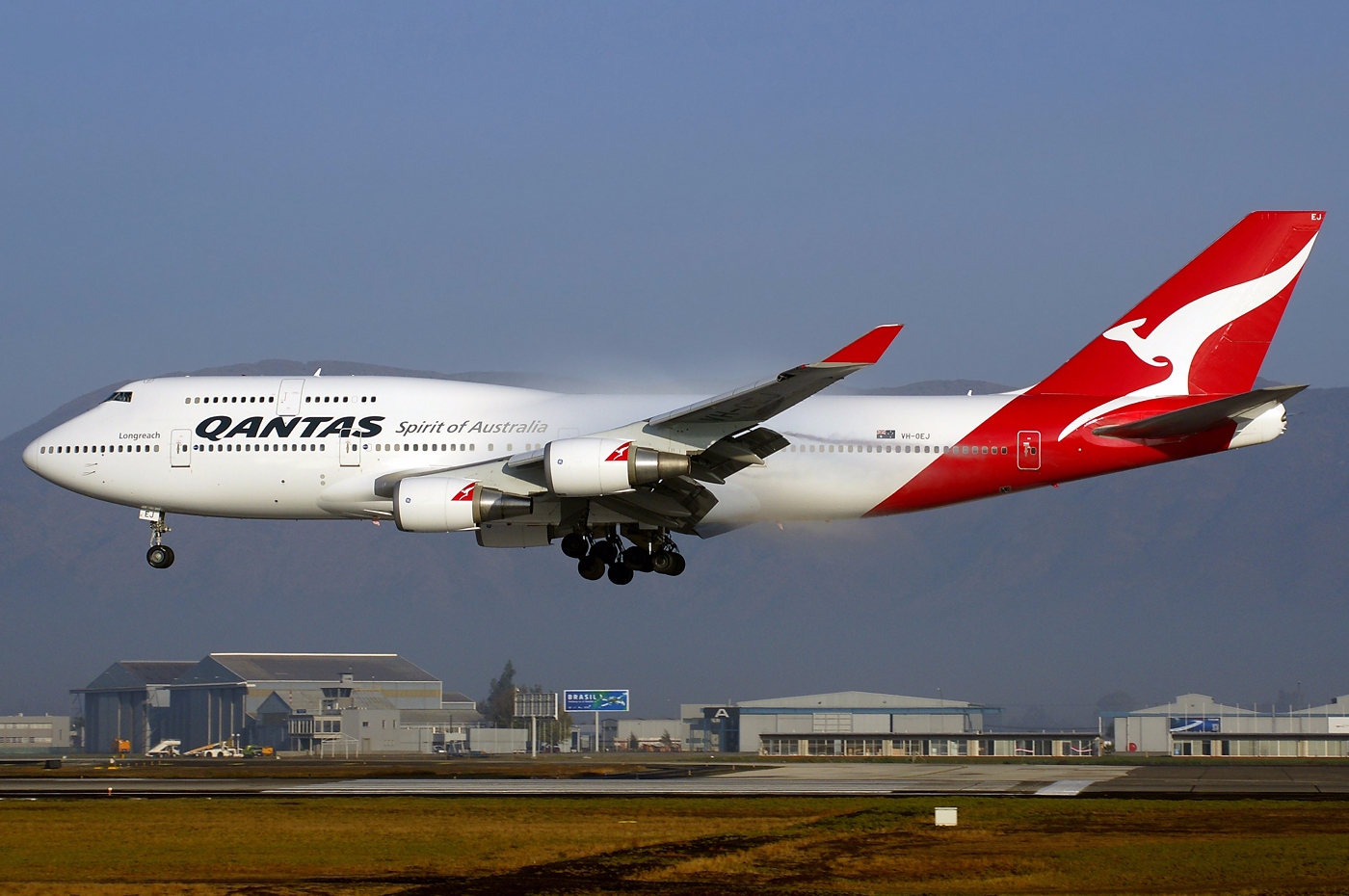 Qantas Boeing 400er Approaching To Land Aircraft Wallpaper