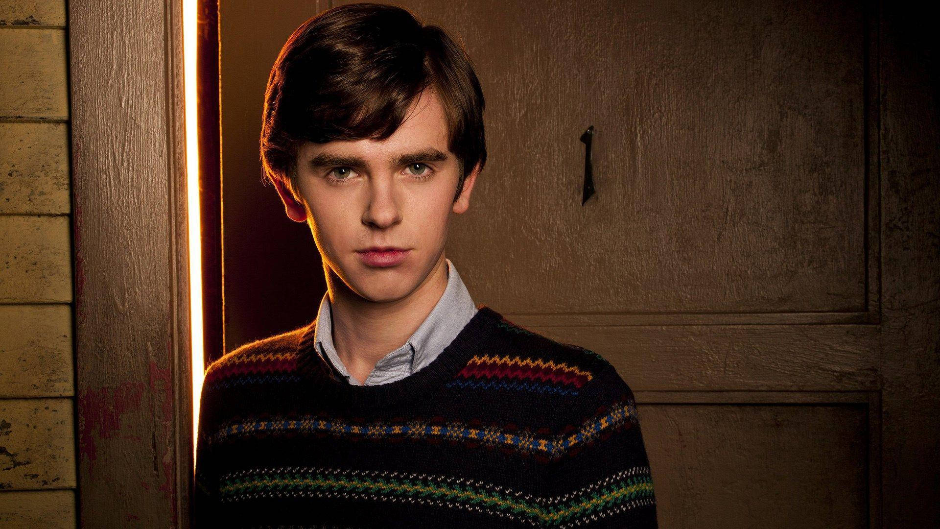 Freddie Highmore Delivering A Performance In Bates Motel Wallpaper