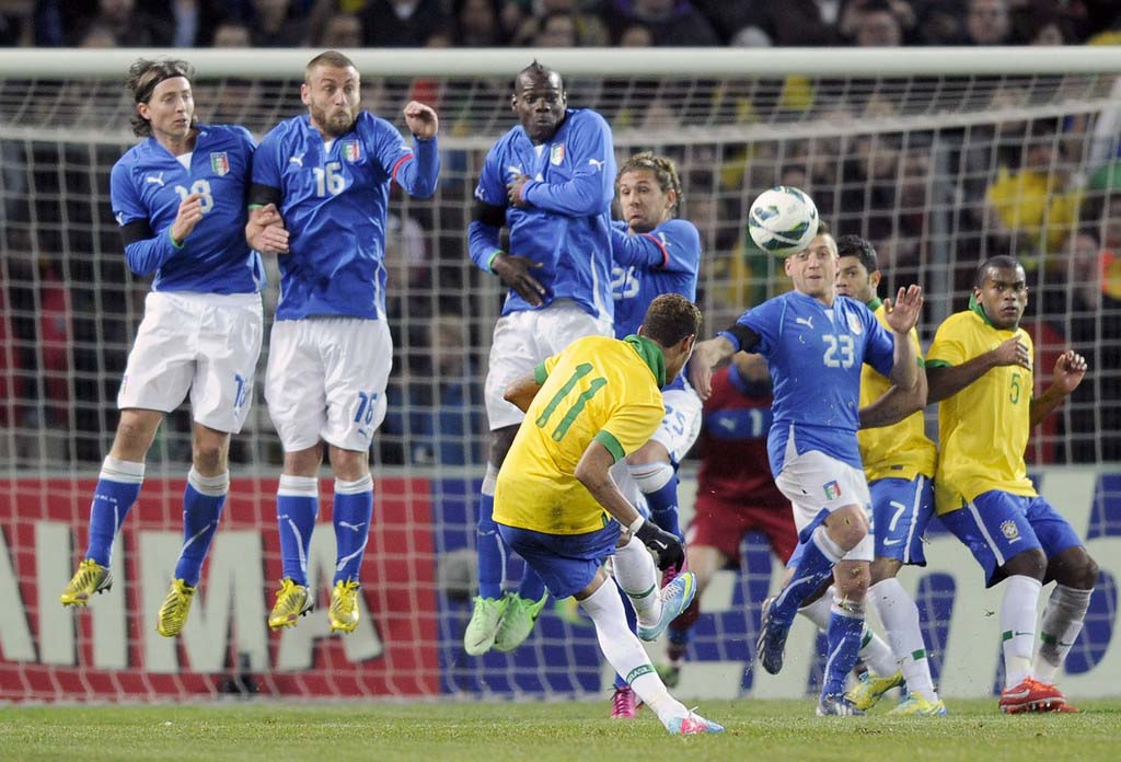 HD Wall Wallpaper Neymar Kick Italy Vs Brazil