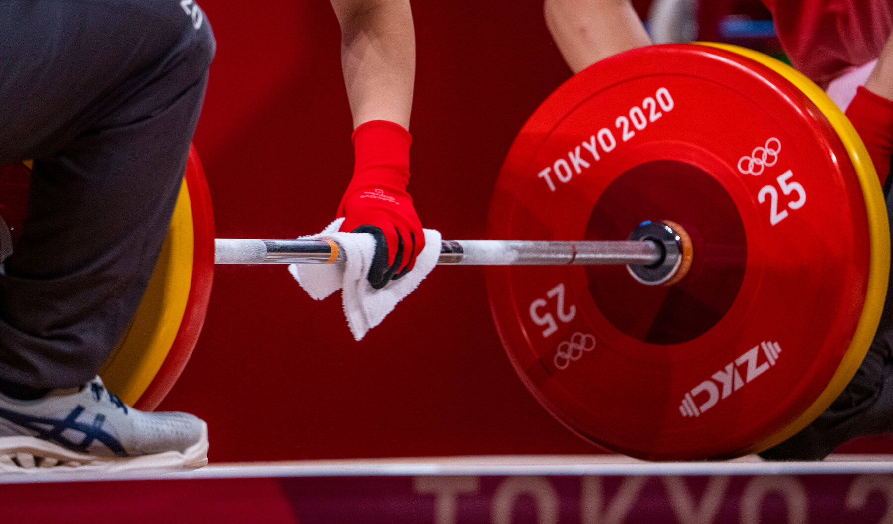 Tokyo Olympics Weight Lifting Moment Wallpaper