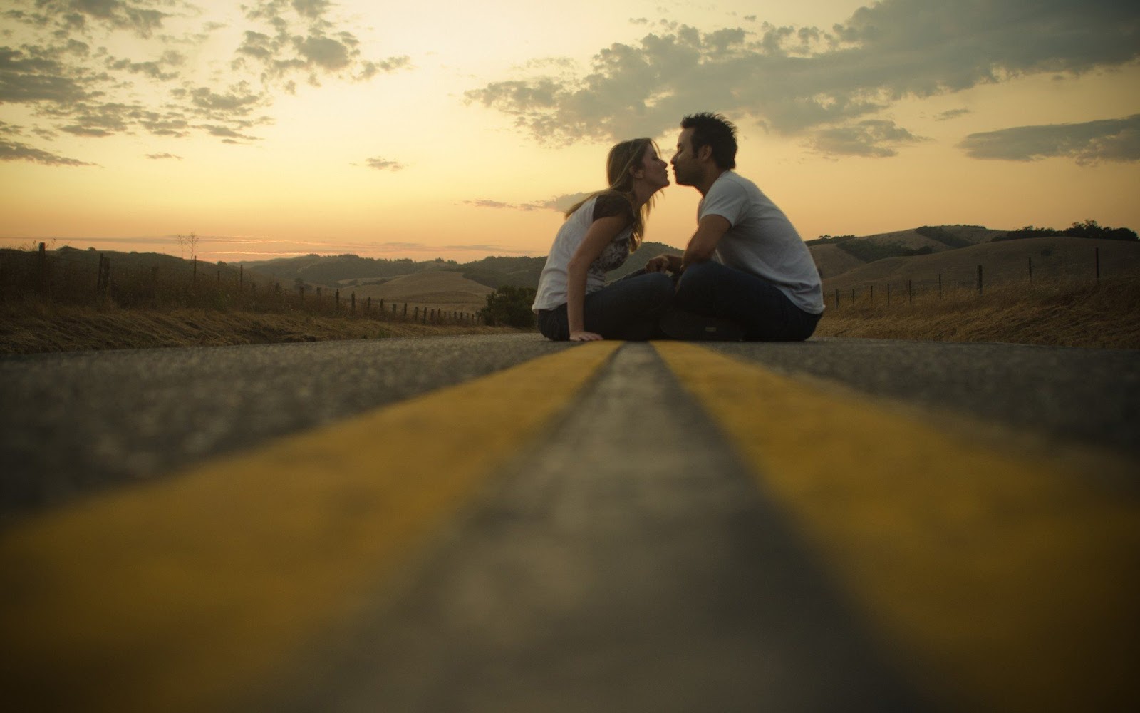 Couple Kiss In Road HD Love Wallpaper