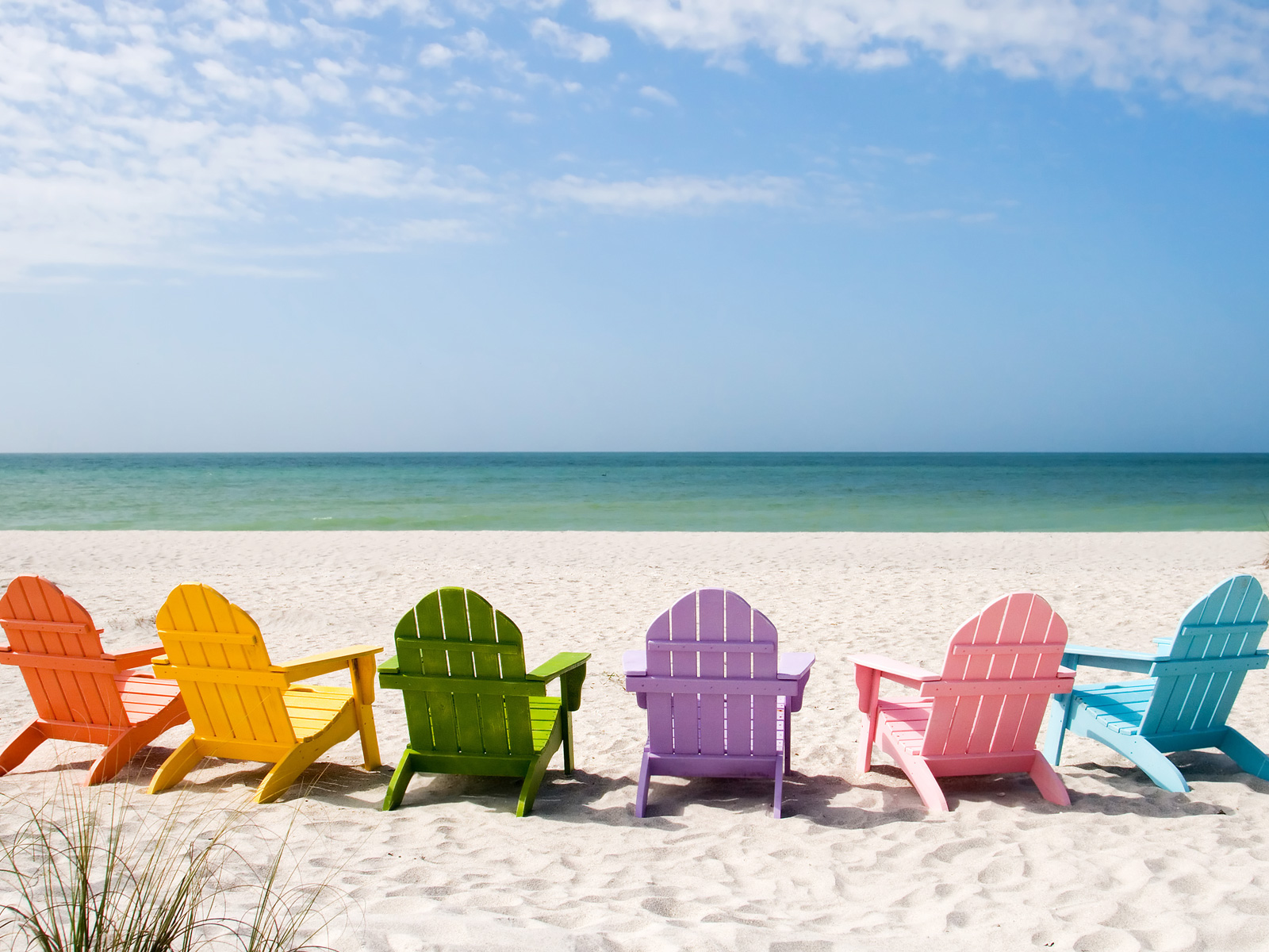 Achtergrond Met Gekleurde Strandstoelen Op Het Zandstrand Bij De Zee
