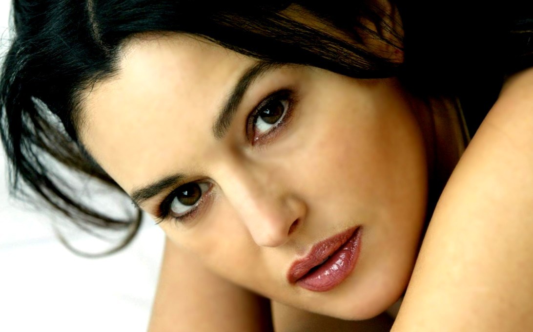 Woman In Pictures Monica Bellucci Wallpaper