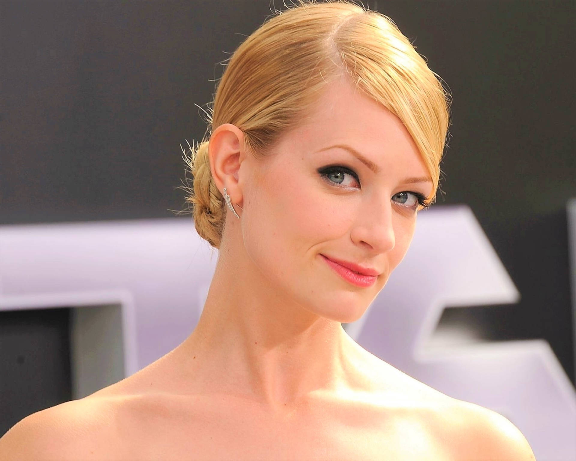 Beth Behrs Picture Wallpaper