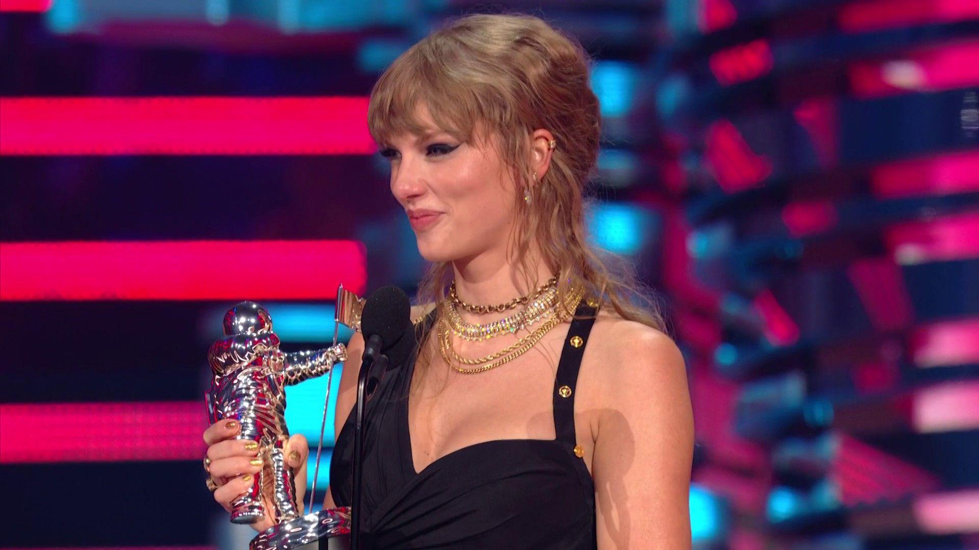 Taylor Swift Ties Record For Most Wins In One Night At Mtv