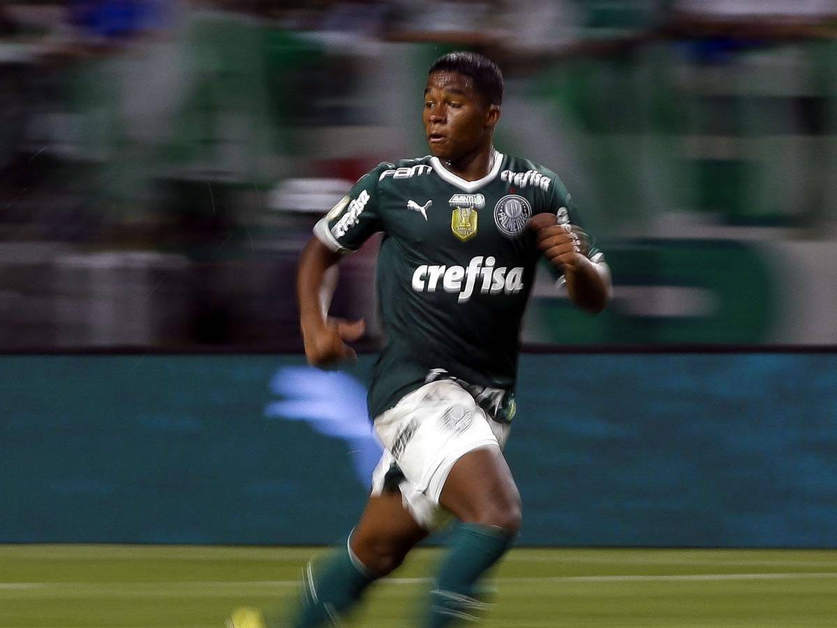 Endrick Felipe running with the ball during a soccer game