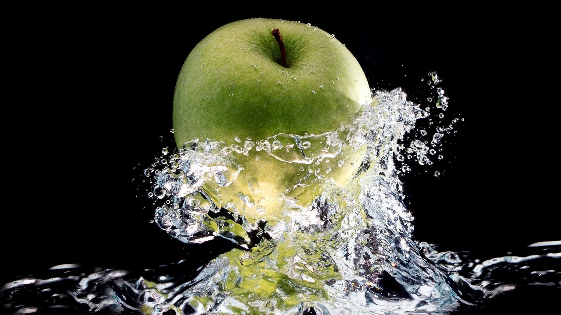 Apple Water Pictures HD Wallpaper