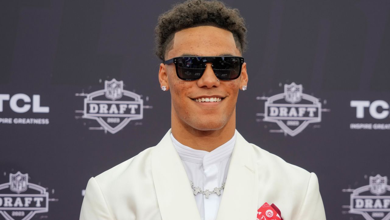 Nfl Experts Weigh In On Patriots Drafting Christian Gonzalez First Wallpaper