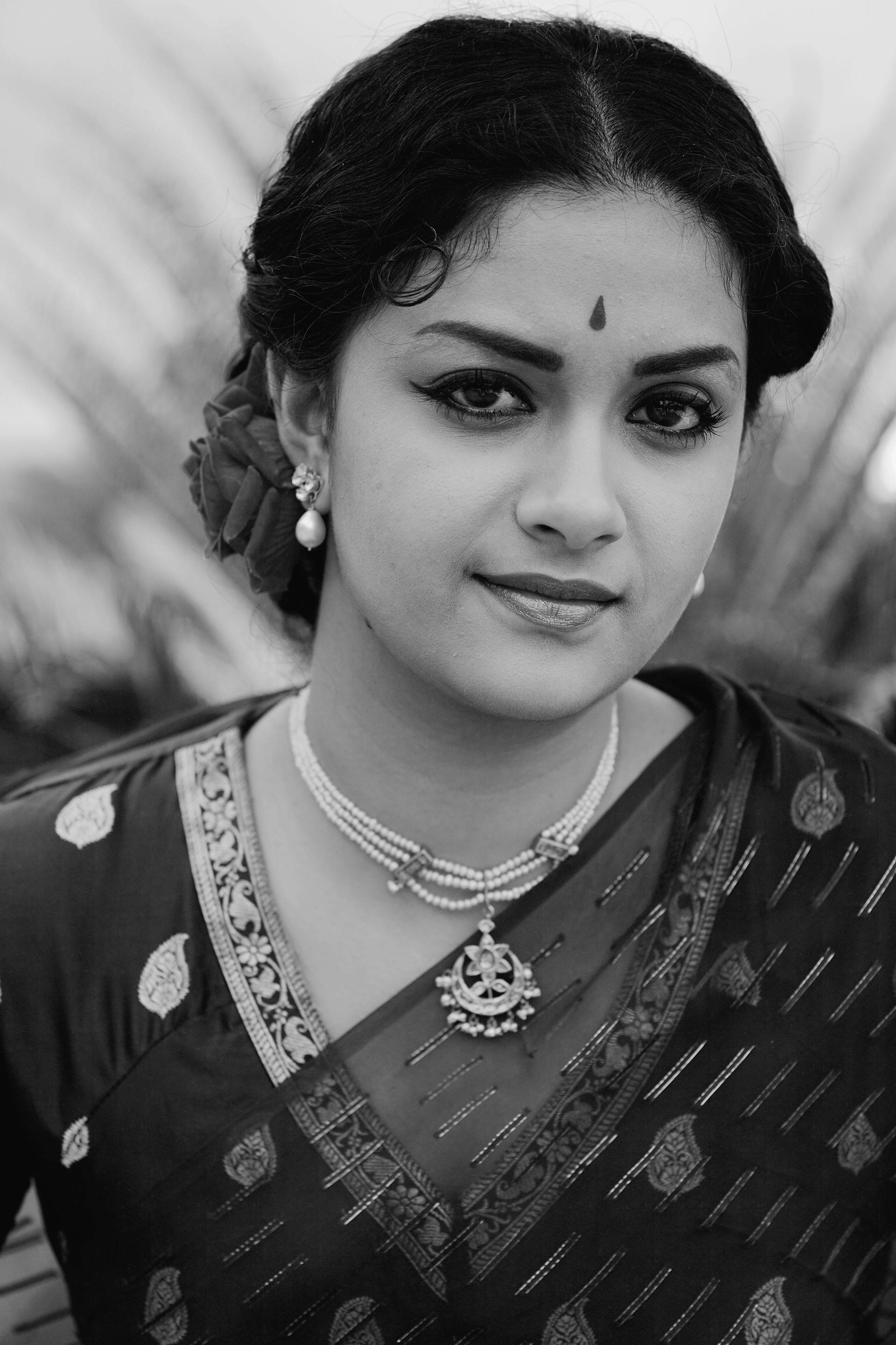 Black And White Keerthi Suresh Saree Wallpaper