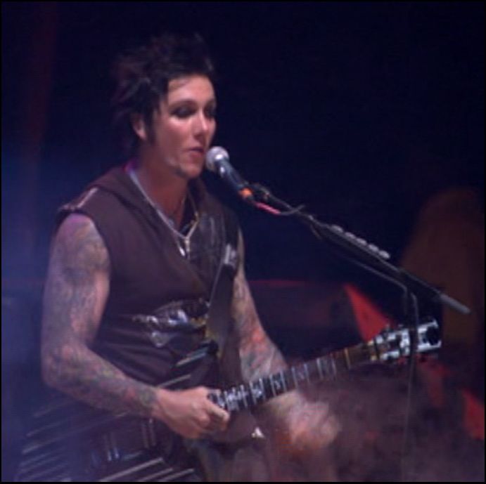 SYNYSTER GATES IS ATTRACTIVE   Synyster Gates Photo 5700103 691x689