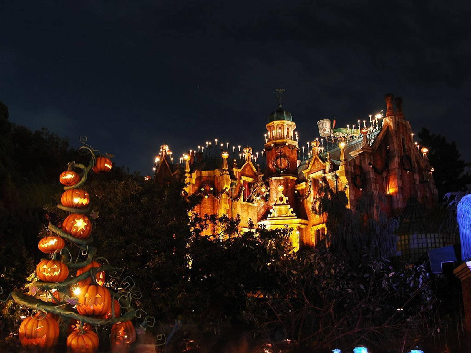 A Mysterious Haunted House For Halloween Wallpaper