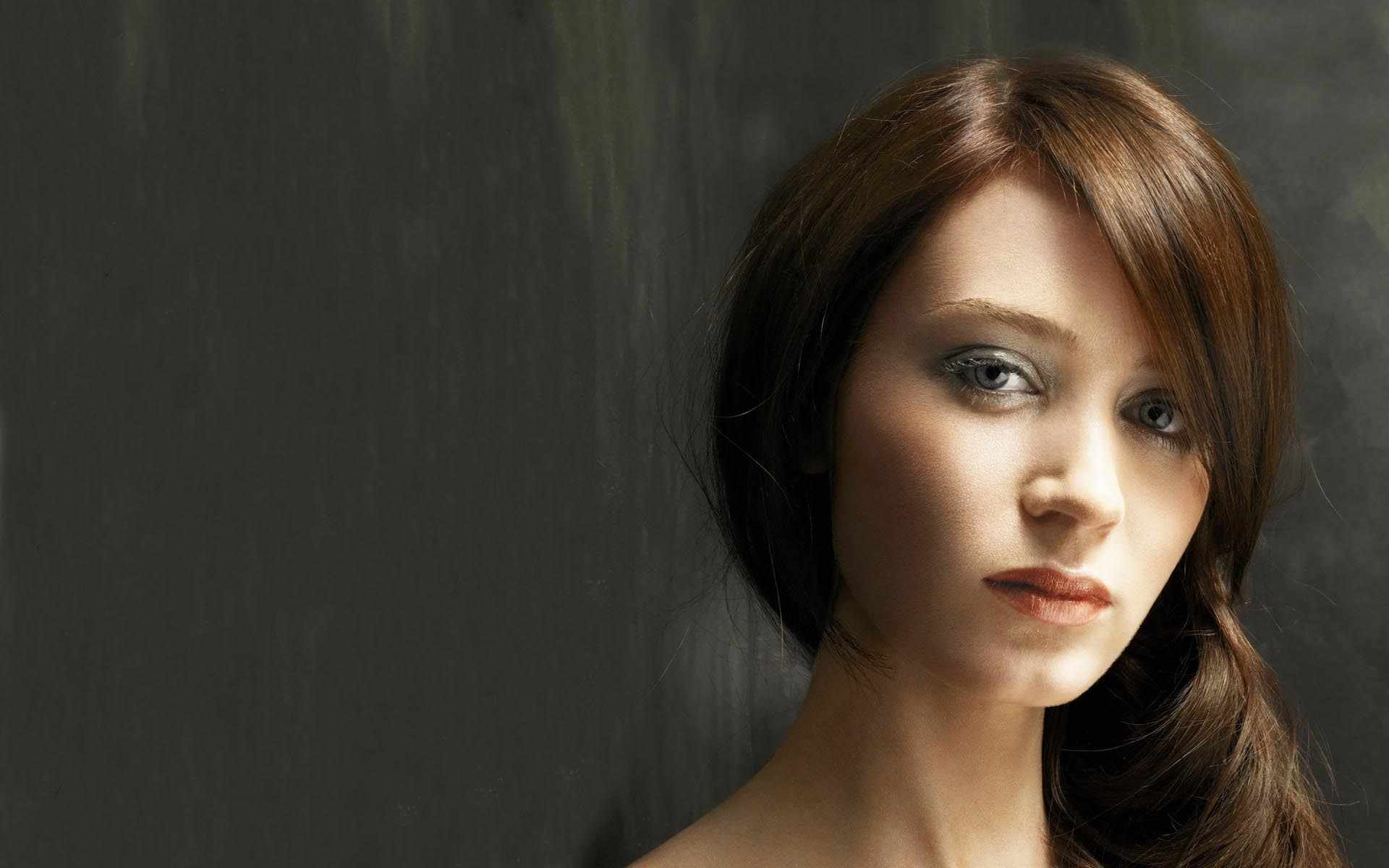 Emily Blunt Wide Wallpaper High Definition Quality