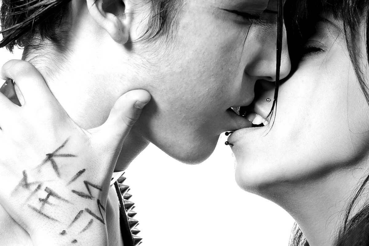 Emo Hot Kiss Wallpaper Pictures