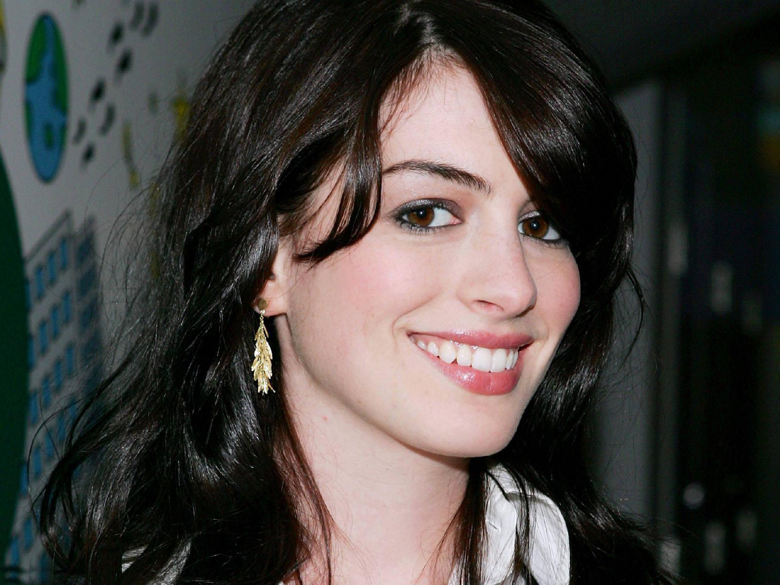 Anne Hathaway Cute Smile Wallpaper Daily Pics Update HD