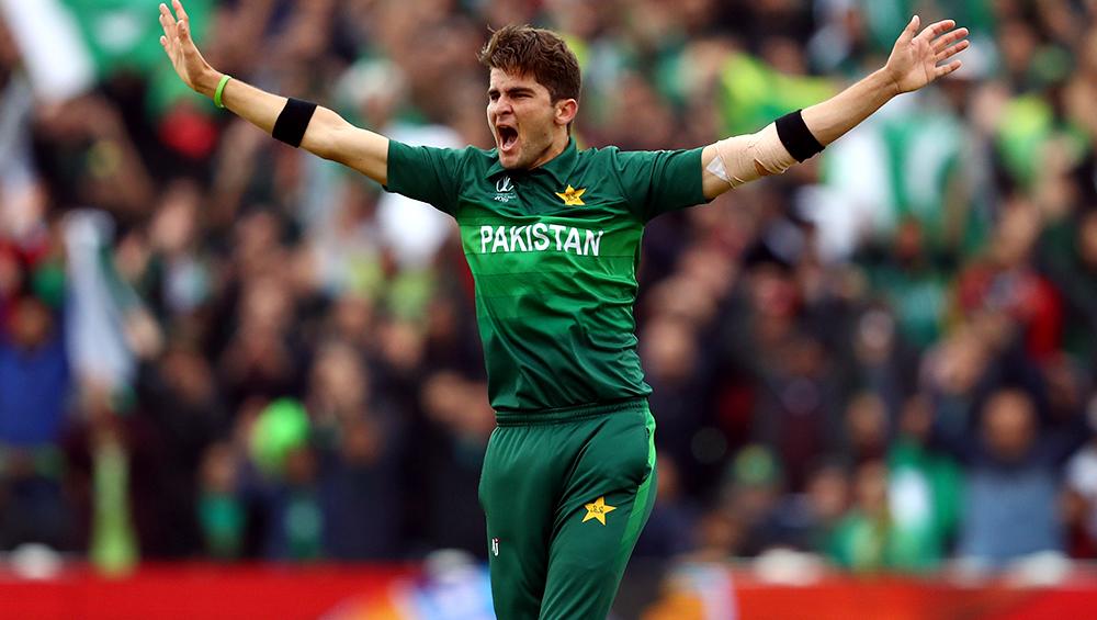 Shaheen Afridi Checks His Pockets After Indian Fan Asks Him If He