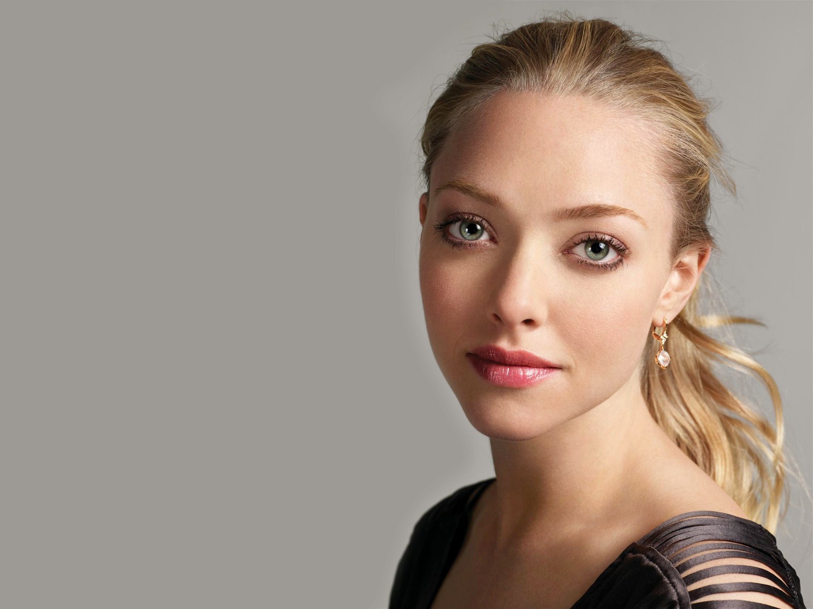 Amanda Seyfried Wallpaper Image Photos Pictures Background