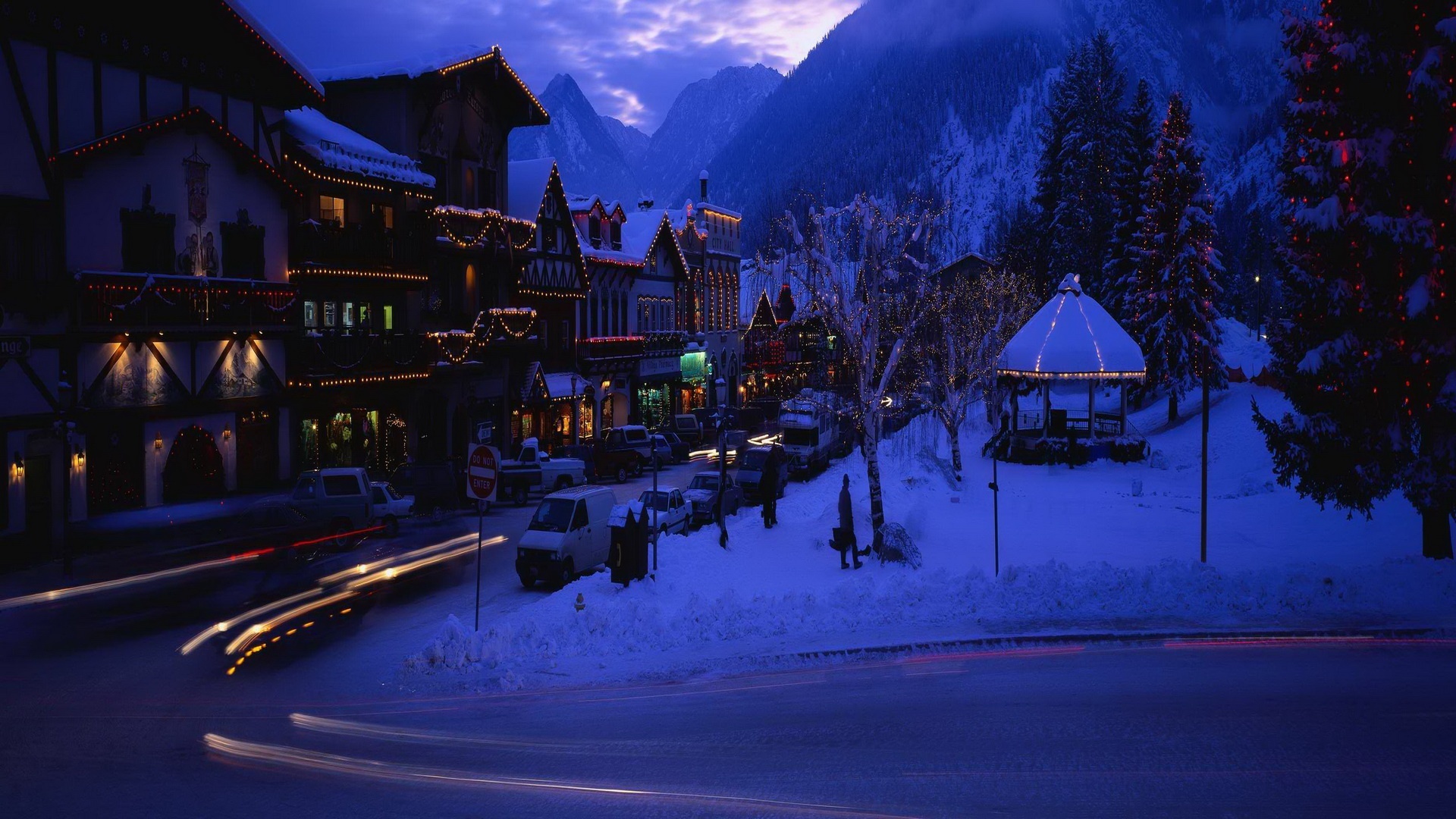 Small Mountain Town On Christmas Eve Wallpaper