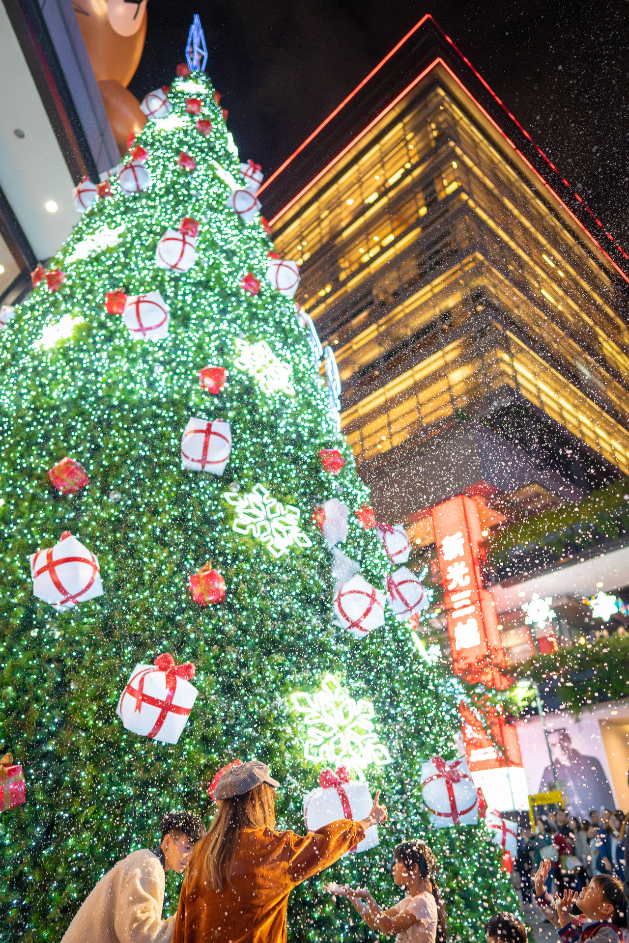 Captivating Radiance Of A Christmas Tree Eus2ig1jswibsqzm Wallpaper