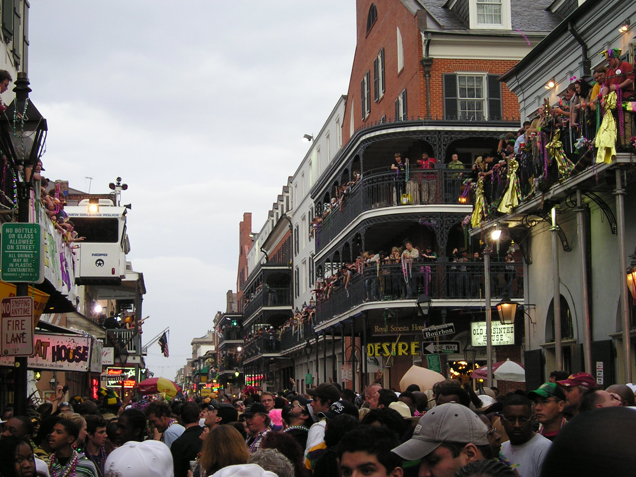 Wincustomize Explore Logonstudio Mardi Gras On Bourbon Street