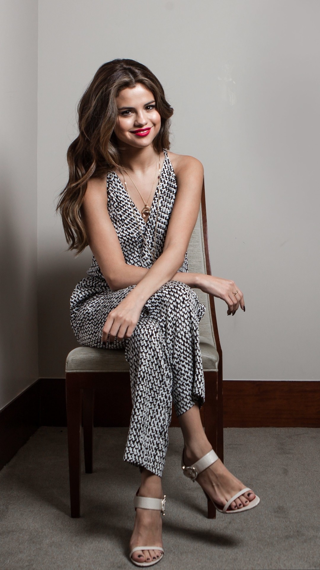 Selena Gomez iPhone Wallpaper