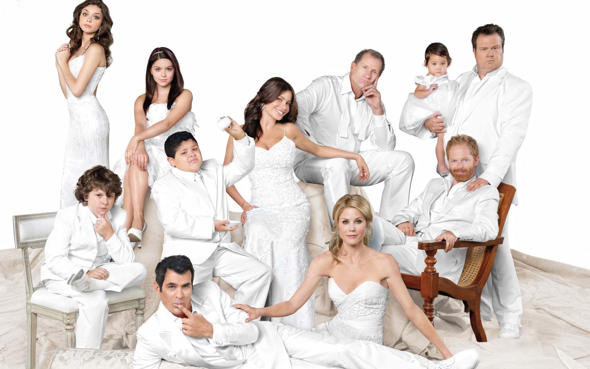 Modern Family In White Wallpaper