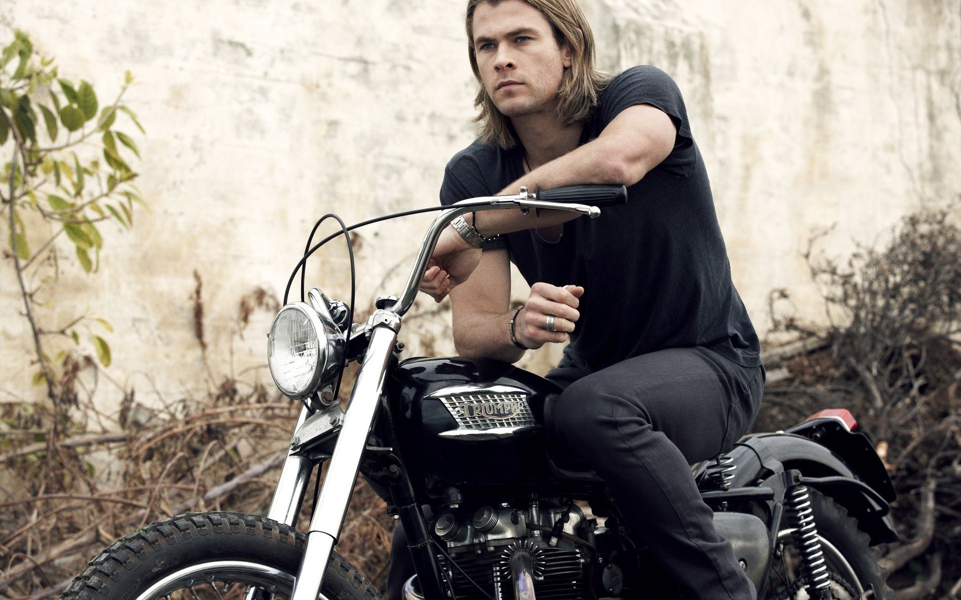 Chris Hemsworth And His Sports Bike HD Hollywood Actors