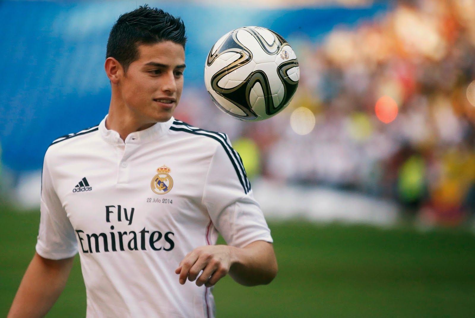 Cool James Rodriguez In Real Madrid Wallpaper