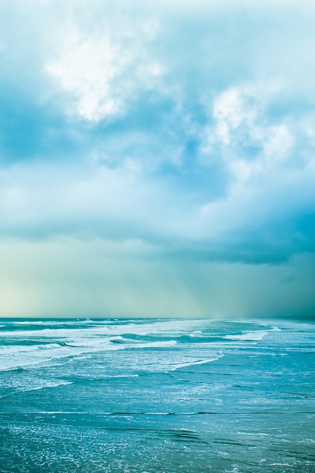 Biển cả xanh thẳm, nắng vàng rực rỡ cùng những bờ cát mịn màng - hình nền biển cho iPhone 4s này sẽ mang đến cho bạn cảm giác thư giãn và thanh bình. Hãy tải về để có một màn hình iPhone xinh đẹp hơn bao giờ hết.