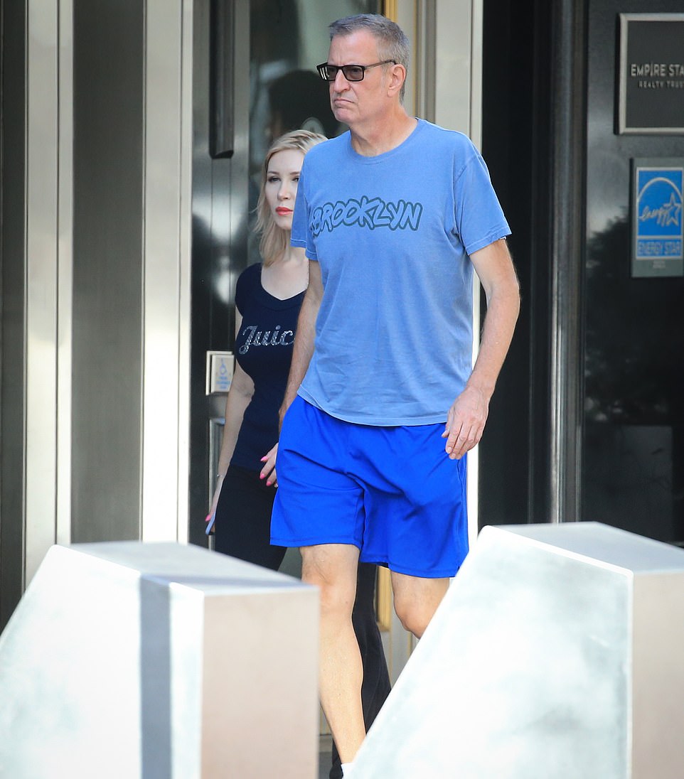 Bill De Blasio Strolls Past Empire State Building Wearing A Brooklyn Wallpaper