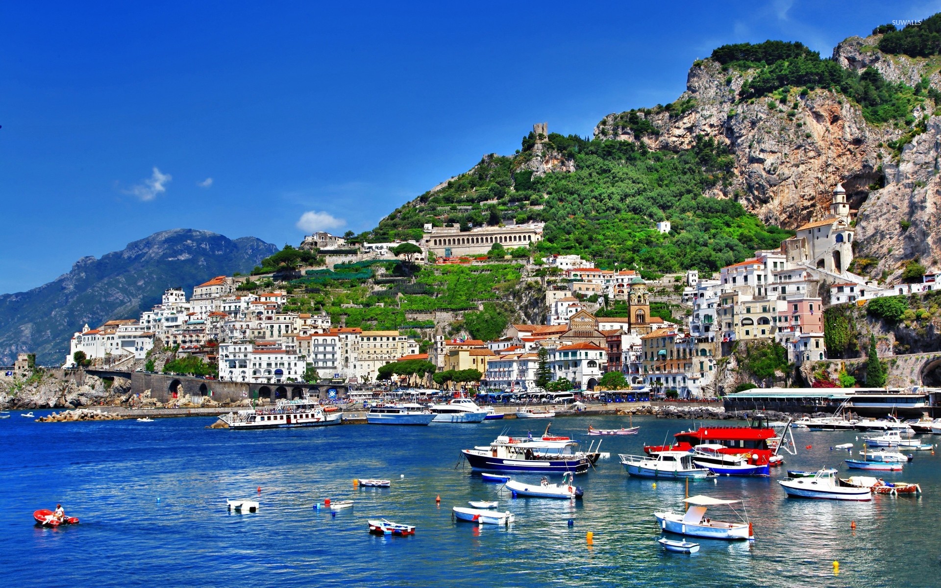 Bức ảnh nền Salerno Italy đẹp không chỉ giúp bạn trang trí máy tính một cách độc đáo, mà còn khiến bạn cảm thấy như được đưa đến vùng đất đầy thú vị này. Hãy ngắm nhìn những ngôi nhà đầy màu sắc, dòng sông trôi qua và những con tàu đưa du khách đến từ khắp nơi.
