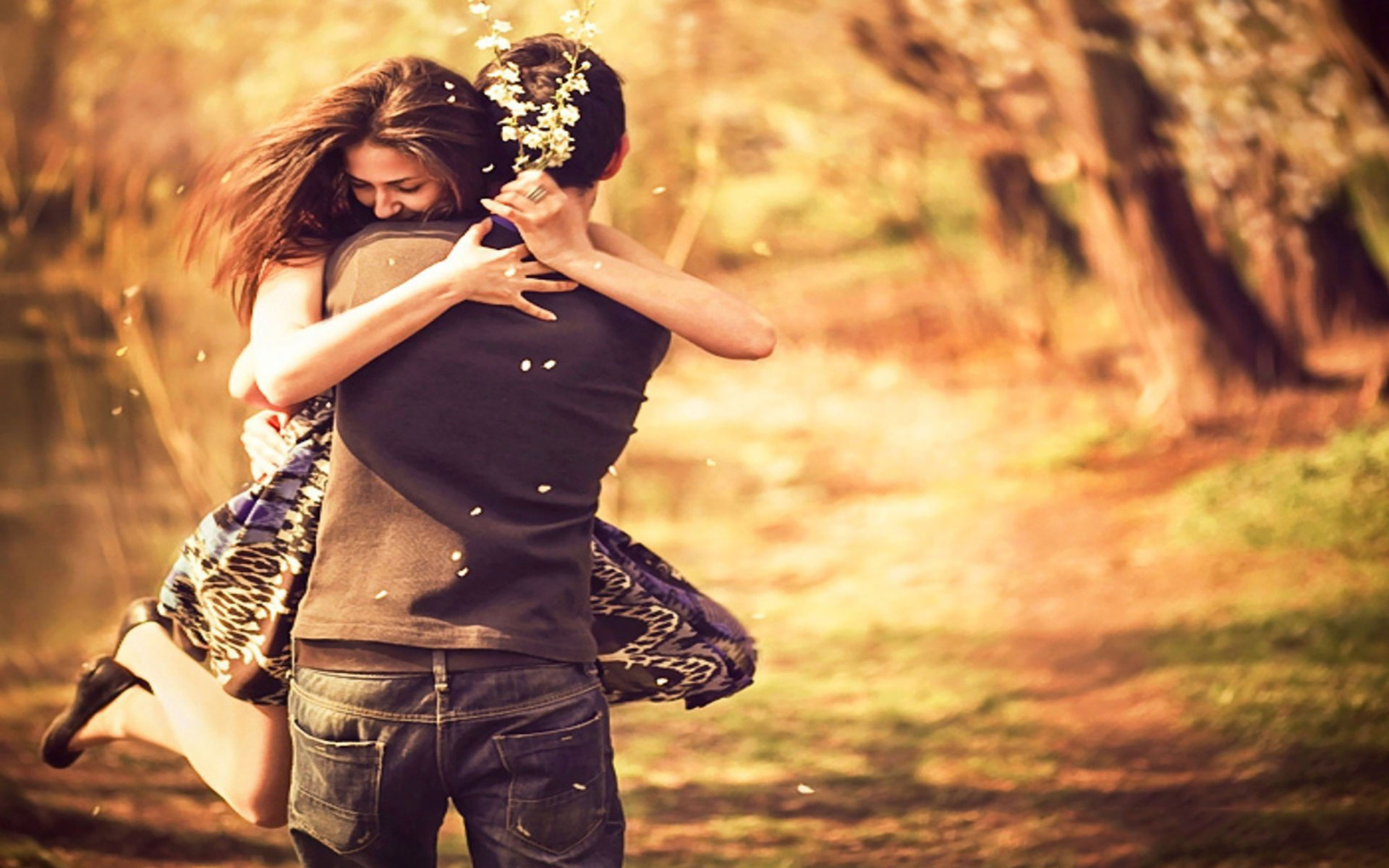 Cute Couple Hug Wallpaper Pictures Of Lovers Hugging