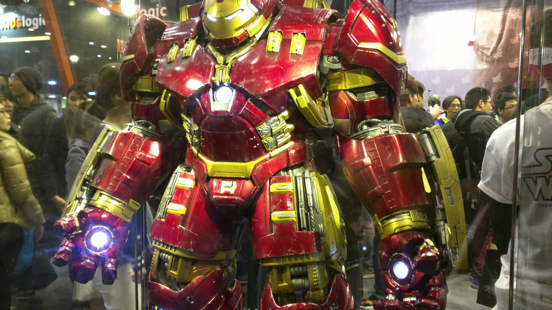 Hot Toys Hulk Buster Scale