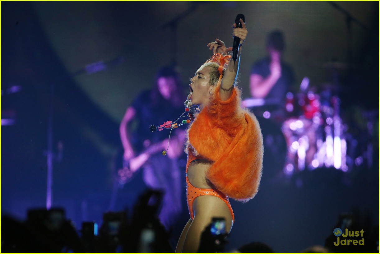 Miley Cyrus Concerts Desktop Wallpaper