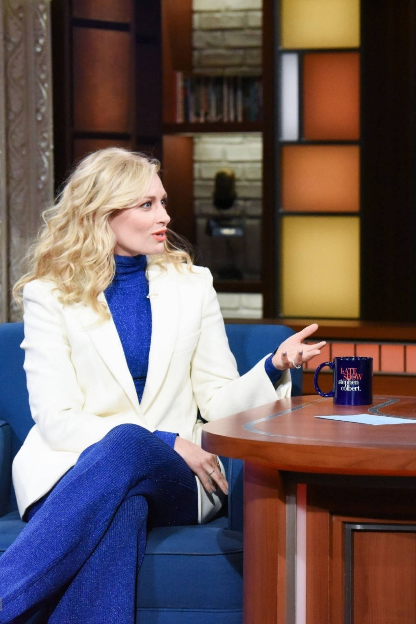 Beth Behrs Bilder Kostenlos En Wallpaper