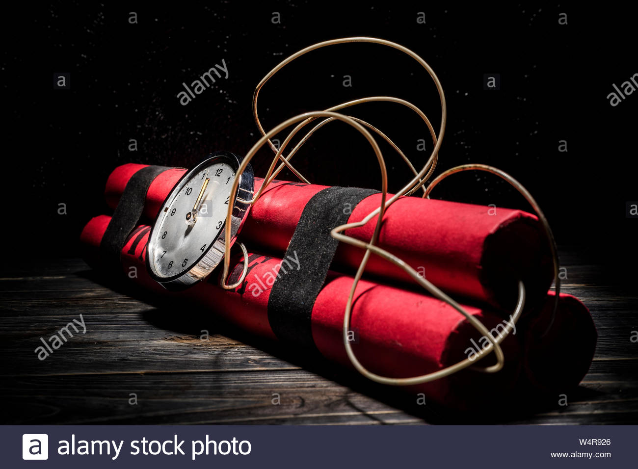 Free download Dynamite bomb with a timer and a bunch of dynamite on