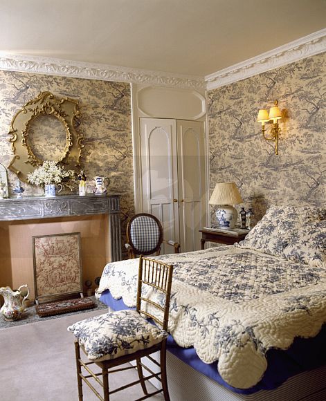 Image Blue White Toile De Jouy Wallpaper And Matching Quilt On Bed In