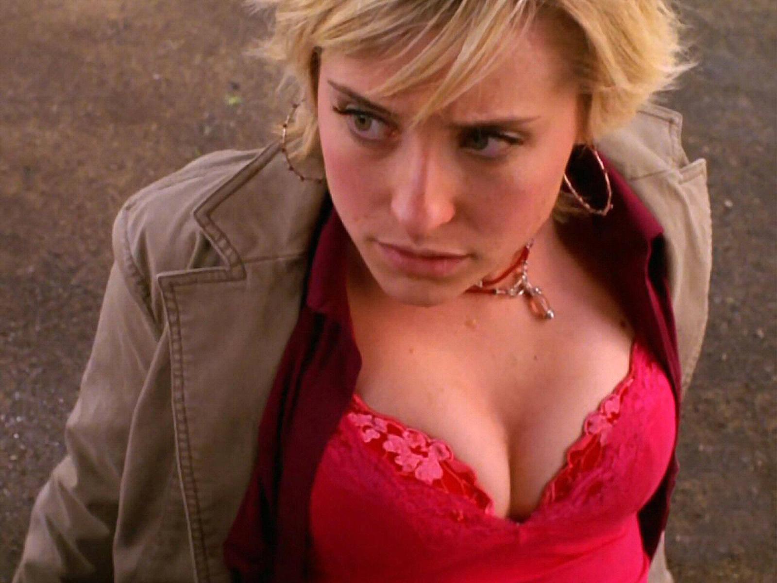 Allison Mack From Smallville Is Super Freaking Hot Top Celebrity