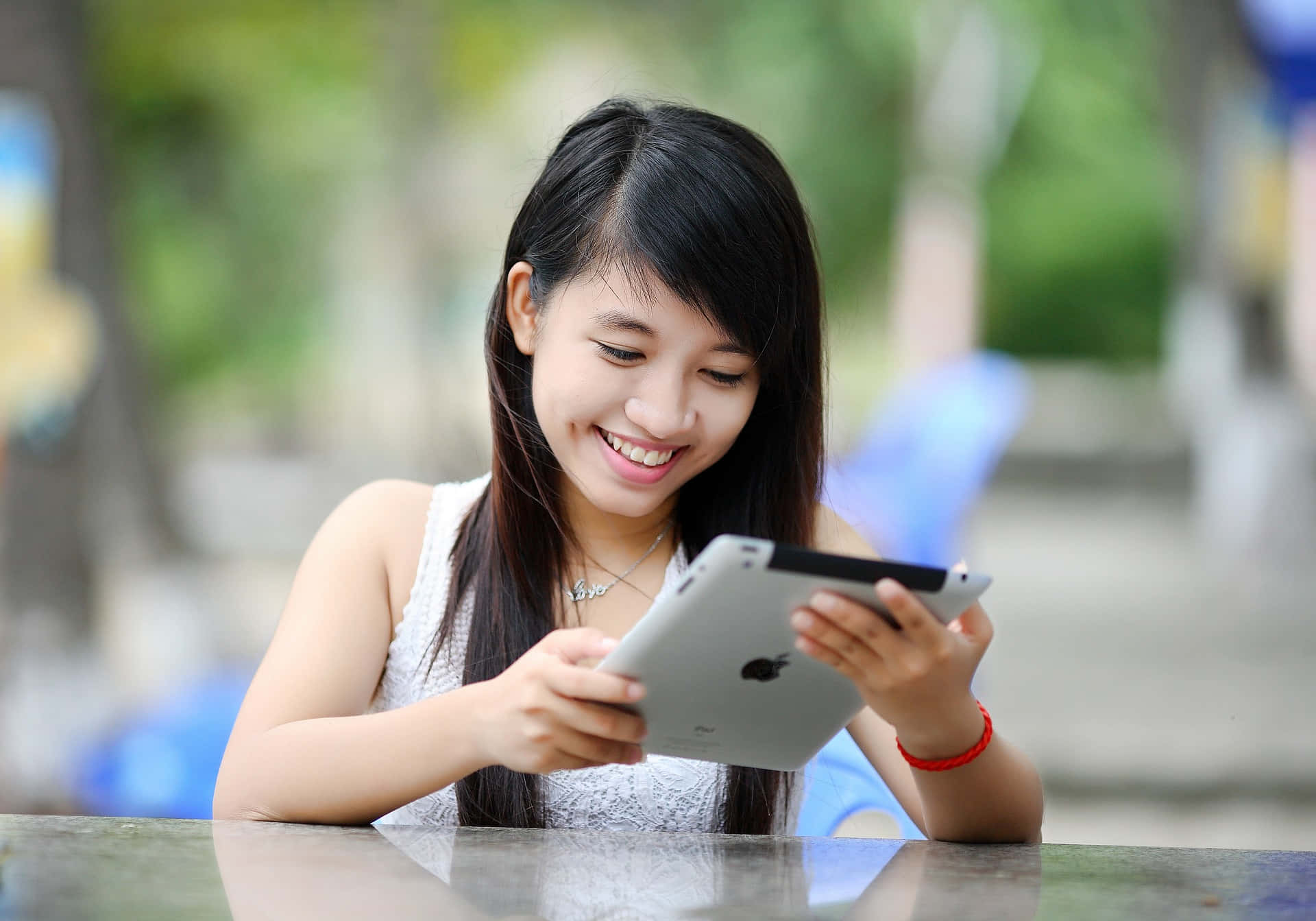 Wonderful Mujer Soltera With Her iPad Wallpaper