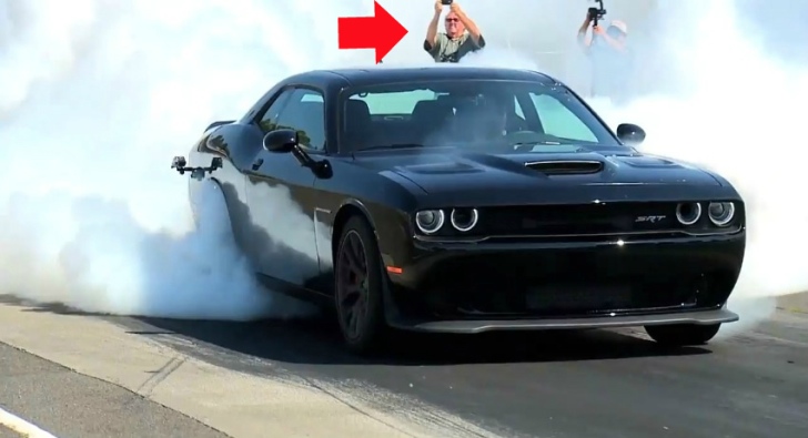 Dodge Challenger Srt Hellcat Shows The Meaning Of A Burnout
